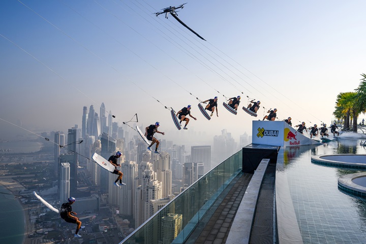 بران جراب يقفز من مسبح منتجع فندق العنوان في دبي، أطول مسبح في العالم