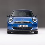 MINI Cooper. ذات الخمس مقاعد سيارة استثنائية ضمن فئتها بفضل تصميمها الفريد الذي يجمع بين التقليد والحداثة والأسلوب المبسّط. وكذلك أنظمة المساعدة المبتكرة التي زوّدت بها.