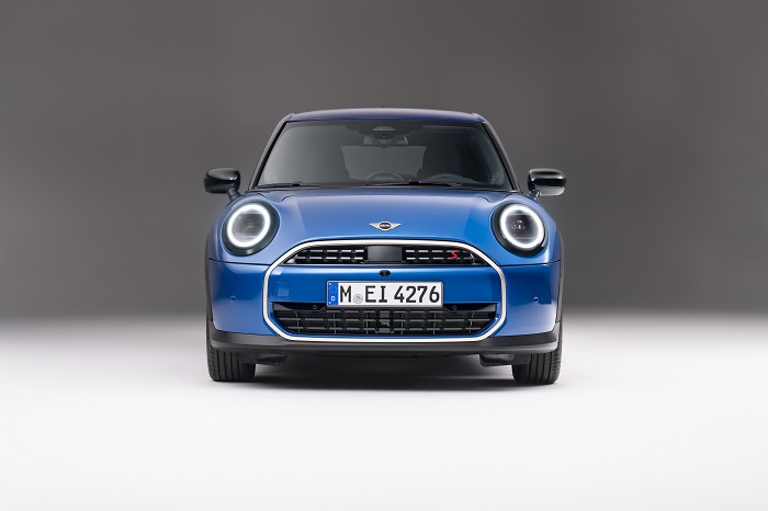 MINI Cooper. ذات الخمس مقاعد سيارة استثنائية ضمن فئتها بفضل تصميمها الفريد الذي يجمع بين التقليد والحداثة والأسلوب المبسّط. وكذلك أنظمة المساعدة المبتكرة التي زوّدت بها.