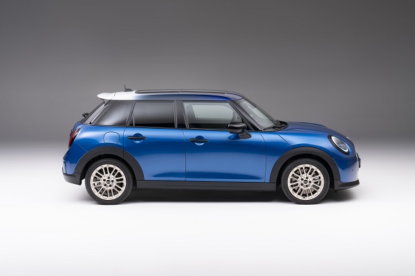 MINI Cooper.  ذات الخمس مقاعد سيارة استثنائية ضمن فئتها بفضل تصميمها الفريد الذي يجمع بين التقليد والحداثة والأسلوب المبسّط.  وكذلك أنظمة المساعدة المبتكرة التي زوّدت بها.