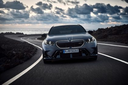 BMW M5 Touring سيارة عالية الأداء الجديدة كلياً تعتمد المحرك الكهربائي