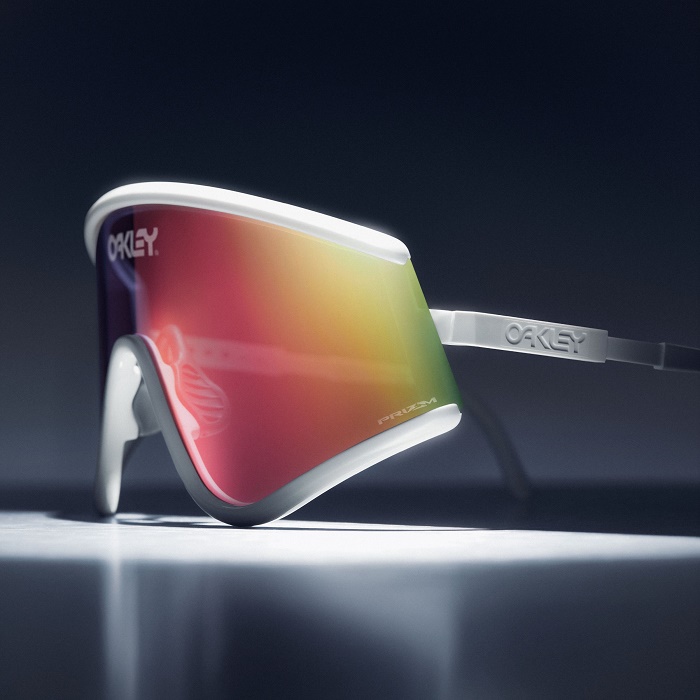OAKLEY العراقة الثورية تندمج مع المستقبل