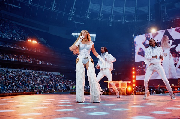 احتفاءً بالتقاء الإبداع الجريء والتفاني والقوة ارتدت بيونسيه