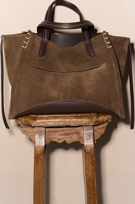 JW Anderson تكشف عن رؤيتها الجديدة مع مجموعة ريزورت 2026