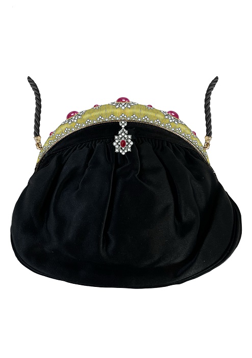 بوتشيلاتي تبهر أسبوع باريس للمجوهرات بحقائبها المجوهرة  