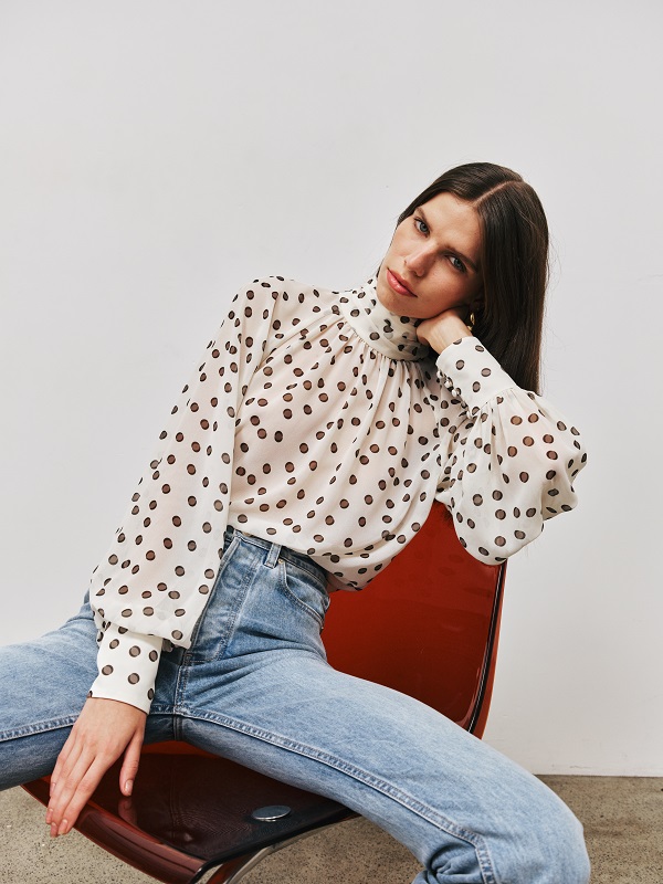 ريبيكا فالانس لخريف وشتاء ٢٠٢٥ مزيج أنيق من العذوبة والقوة