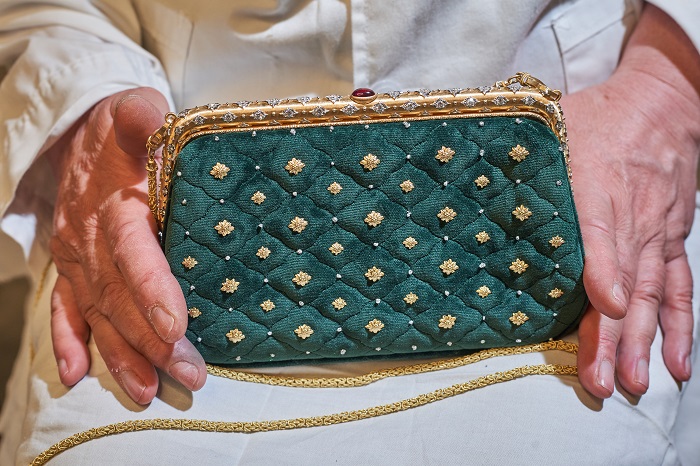 بوتشيلاتي تبهر أسبوع باريس للمجوهرات بحقائبها المجوهرة  