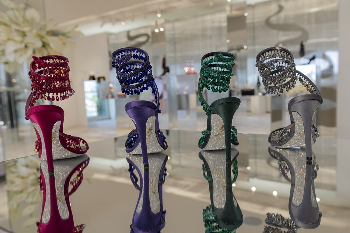 تايلور سويفت تخطف الأنظار بصندل رينيه كاوفيلا سر الإطلالة الاستعراضية