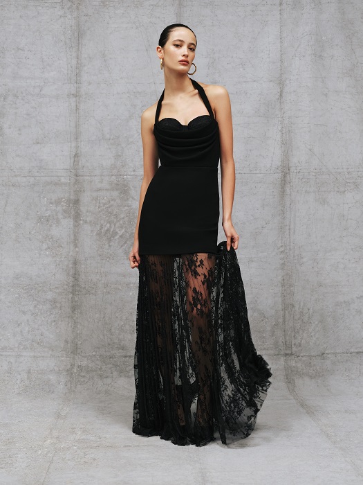 ريبيكا فالانس لخريف وشتاء ٢٠٢٥ مزيج أنيق من العذوبة والقوة