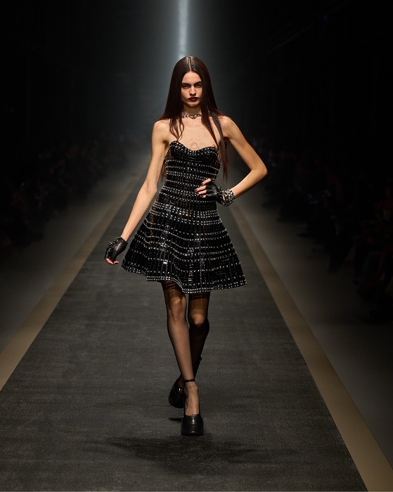 فيرساتشي لخريف وشتاء 2025 فصلاً قوياً ومؤثراً