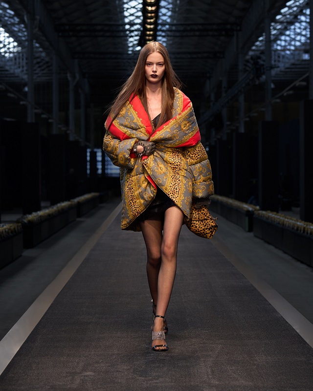 فيرساتشي خريف وشتاء 2025 عندما يلتقي الماضي بالمستقبل بروح التمرّد