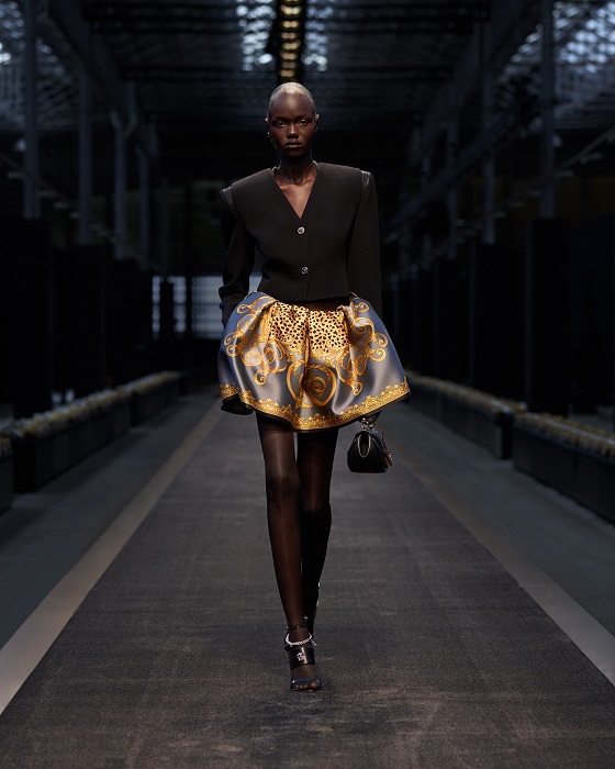 فيرساتشي خريف وشتاء 2025 عندما يلتقي الماضي بالمستقبل بروح التمرّد