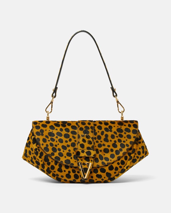 فيرساتشي لخريف وشتاء 2025 فصلاً قوياً ومؤثراً