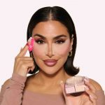 بودرة التثبيت السائبة من Huda Beauty لمسة عصرية