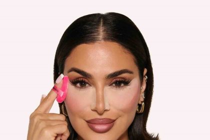 بودرة التثبيت السائبة من Huda Beauty لمسة عصرية