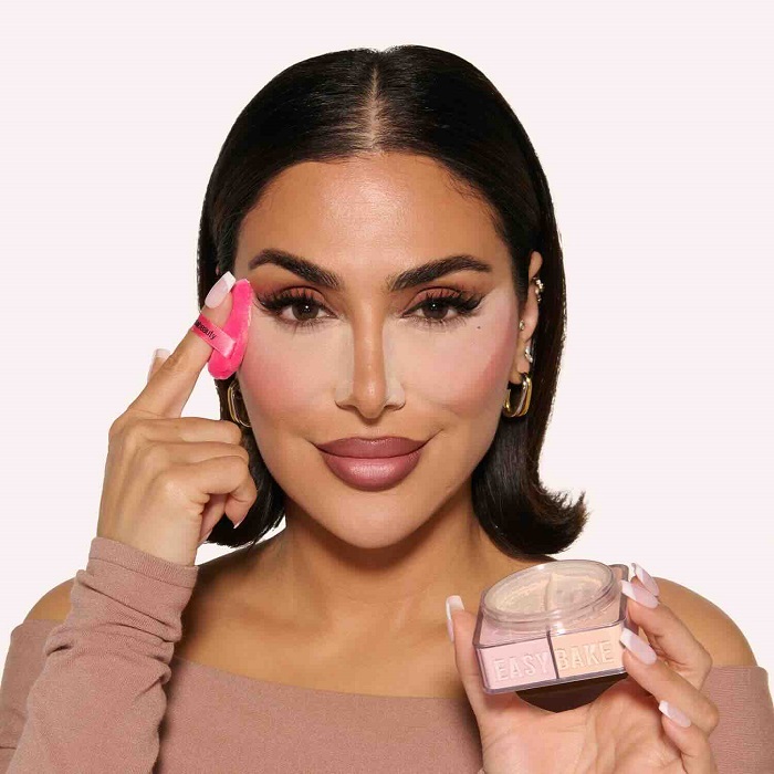 بودرة التثبيت السائبة من Huda Beauty لمسة عصرية