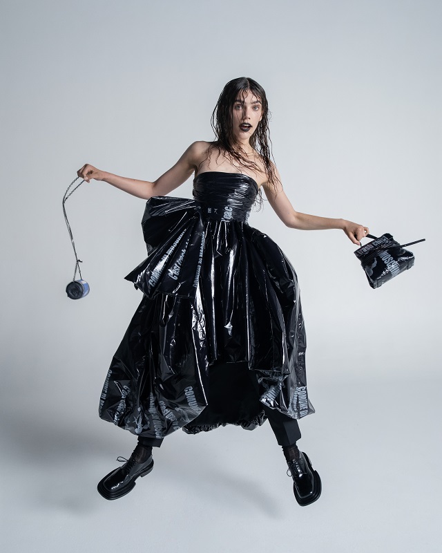 موسكينو لخريف شتاء 2025 رحلة بصرية مبتكرة في عالم أدريان أبيولازا