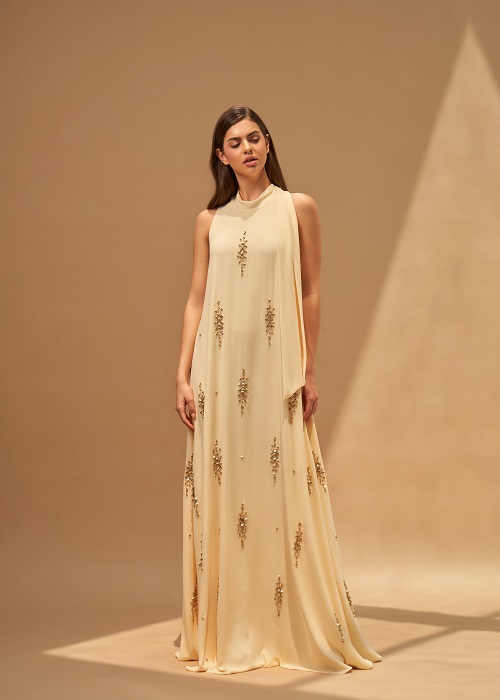 أمل الرئيسي تطلق بطاقة بريدية من مسقطرحلة أناقة