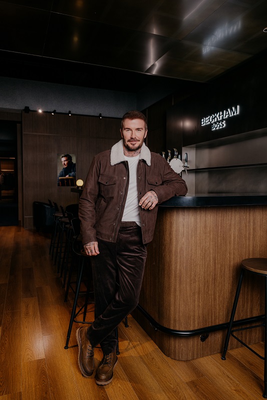 ديفيد بيكهام وبوس يحتفلان بمجموعة الخريف والشتاء 2025  