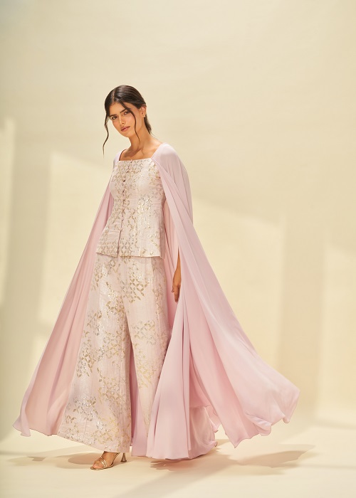 أمل الرئيسي تطلق بطاقة بريدية من مسقطرحلة أناقة