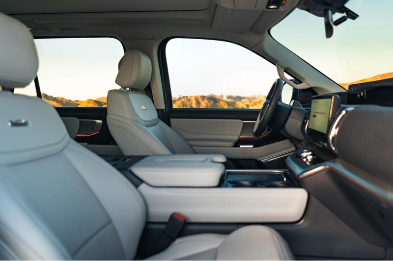 فورد إكسبيديشن ريادة متجددة في عالم سيارات الدفع الرباعي الفاخرة