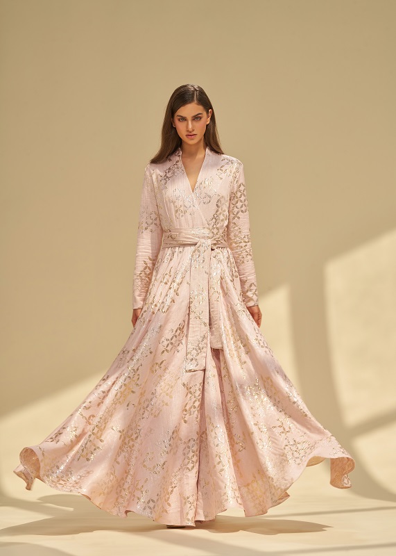 أمل الرئيسي تطلق بطاقة بريدية من مسقطرحلة أناقة