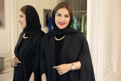 أمل الرئيسي تطلق بطاقة بريدية من مسقطرحلة أناقة