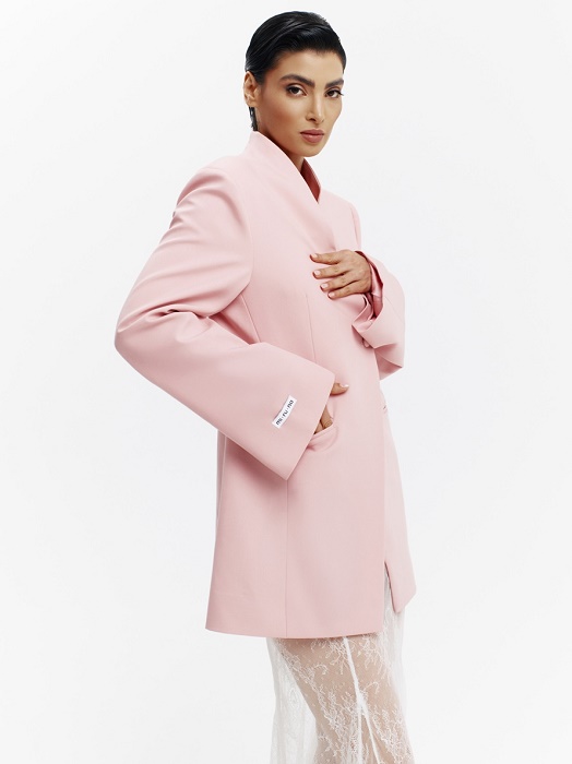  Miruna تطلق تشكيلتها الأنيقة الأناقة العصرية  