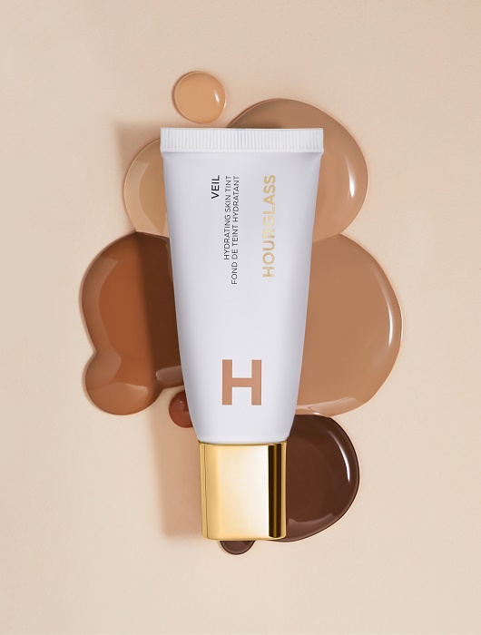 إطلالة غاية في الأناقة مع مستحضرات Hourglass الأساسية سريعة المفعول