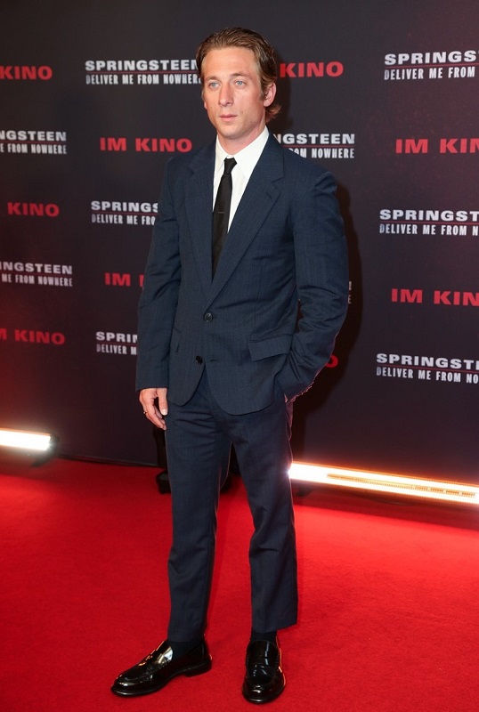 ريس ويذرسبون تتألق بحقيبة بينش  وجيريمي ألن وايت يختار جيفنشي 