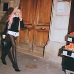 نورعريضة تتألق بشعرها الزهري في أسبوع الموضة بباريس جرأة وأناقة