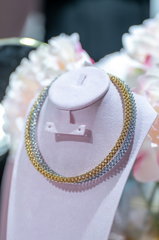 تجاهات مجوهرات 2026 ألوان جريئة، تصاميم آسرة، ومزيج فريد من المعادن