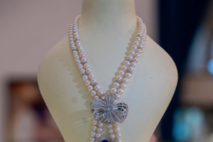 تجاهات مجوهرات 2026 ألوان جريئة، تصاميم آسرة، ومزيج فريد من المعادن