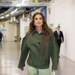 الملكة رانيا تتألق بإطلالة عصرية من JW Anderson في قمة عالم واحد شاب