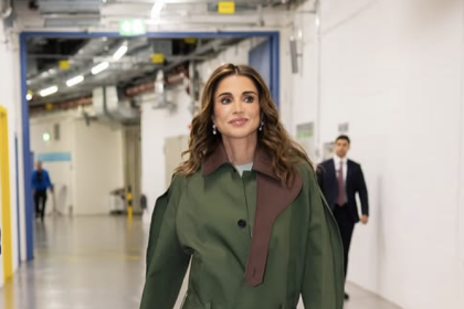الملكة رانيا تتألق بإطلالة عصرية من JW Anderson في قمة عالم واحد شاب
