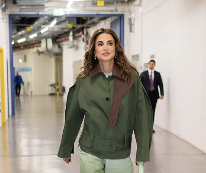 الملكة رانيا تتألق بإطلالة عصرية من JW Anderson في قمة عالم واحد شاب