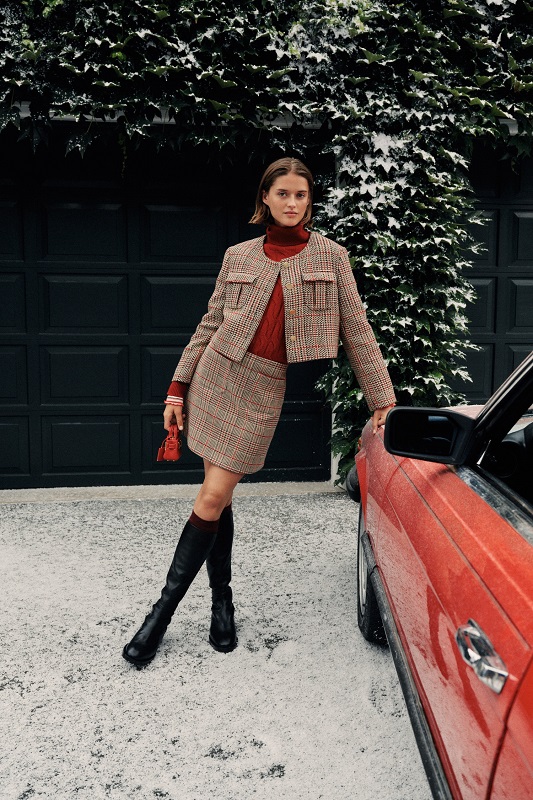 Tommy Hilfiger تحتفل بموسم الأعياد مع JISOO أناقة بريبي متجددة