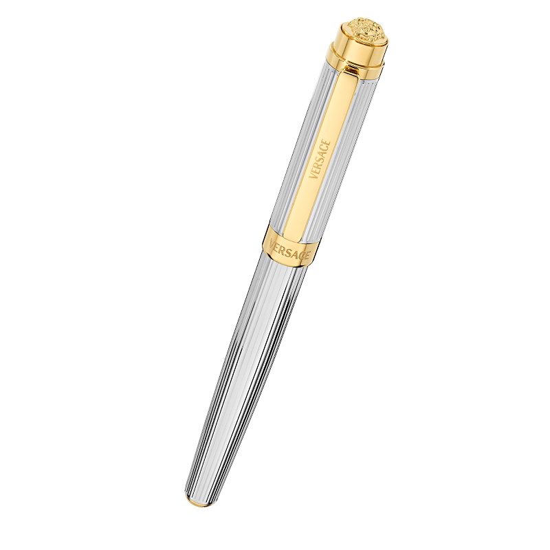 هيليوس فيرساتشي تحوّل الكتابة إلى أسطورة أنيقة لخريف 25