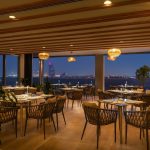 مطعم ميراكي في ألوفت نكهات يونانية وإطلالة ساحرة