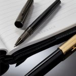 هيليوس فيرساتشي تحوّل الكتابة إلى أسطورة أنيقة لخريف 25