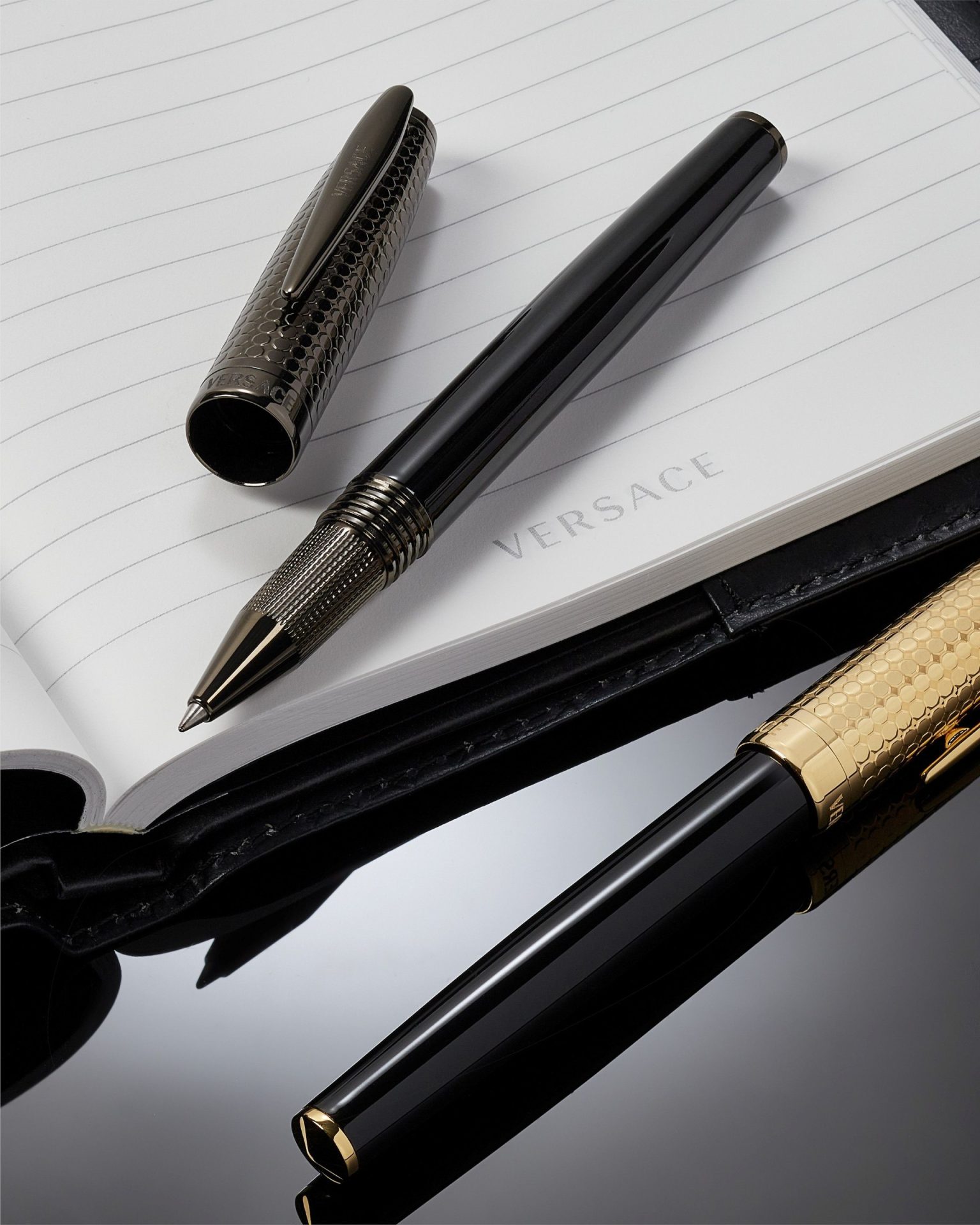 هيليوس فيرساتشي تحوّل الكتابة إلى أسطورة أنيقة لخريف 25