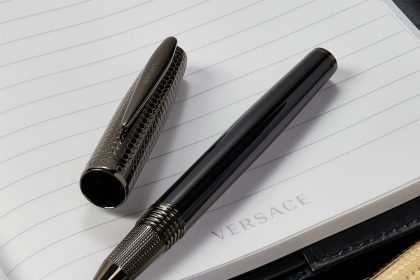 هيليوس فيرساتشي تحوّل الكتابة إلى أسطورة أنيقة لخريف 25