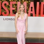 أماندا سيفريد تتألق بفيرساتشي في عرض The Housemaid