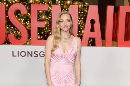 أماندا سيفريد تتألق بفيرساتشي في عرض The Housemaid