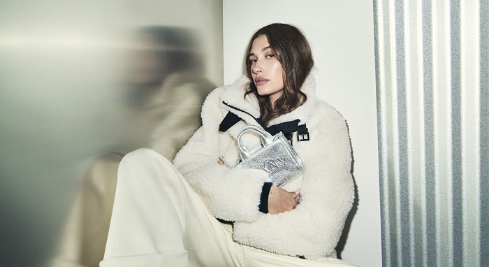 DKNY خريف وشتاء 2025 هايلي بيبر تتصدّر الإطلاق في الشرق الأوسط 3 DKNY خريف وشتاء 2025 هايلي بيبر تتصدّر الإطلاق في الشرق الأوسط