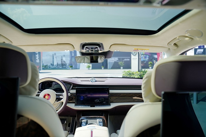 HONGQI تدشن سيارة GUOYA الفاخرة الجديدة من أبوظبي.