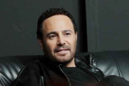 فارس الأغنية العربية عاصي الحلاني يعود بالرومانسية في كوني القمر