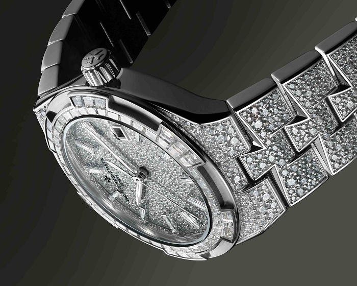 فاشرون كونستانتان تطلق نسختين من أوفرسيز المرصعتين بالكامل بالألماس 2 فاشرون كونستانتان تطلق نسختين من أوفرسيز المرصعتين بالكامل بالألماس