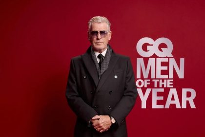 جون ديفيد واشنطن الأناقة الهادئة في اللون الرمادي