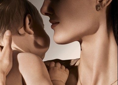 ديور برنامج HAUTE MOTHERHOOD للعناية بالأمهات بعد الإنجاب